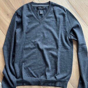 Bloomingdale's Merino Wool V-Neck Sweater  Men's Medium